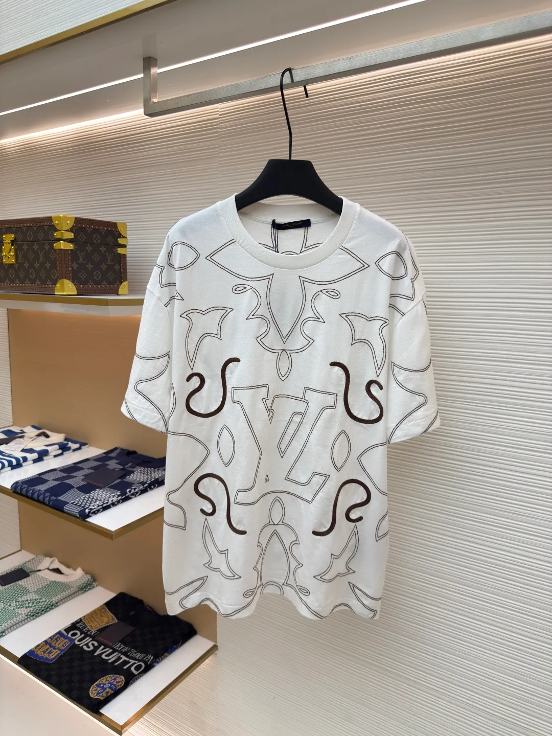 LOUIS VUITTON full-line embroidered T-shirt ●Authentic product: 12700 purchase and development ●Item number: 1680402-A45 ●Fabric: long-staple cotton fabric ●Technology: embroidery production ●Version: fitted version ●Weight: about 245 grams ●Size: The finished fabric is passed through a mercerizing machine to increase the luster of the fabric. It is matched with 32s double-strand cotton cover silk cylindrical open rib. It adopts domestic high-speed large-size embroidery. The embroidery strips are all scaled in proportion to the size of the code to ensure that the embroidery effect of each code is consistent. The embroidery lines are all horizontally restored at the side seams. The collar pattern on the front panel and the back panel are restored. The mercerized cotton thread tatami stitch method is used, and the PU film on the surface increases the three-dimensional effect. The overall wiring is straight and delicate, the fabric is comfortable and soft, and the color is consistent without color difference. It can be matched with the same style to create a fashionable look and control various occasions. Customized accessories, complete with three standards, same style for men and women!